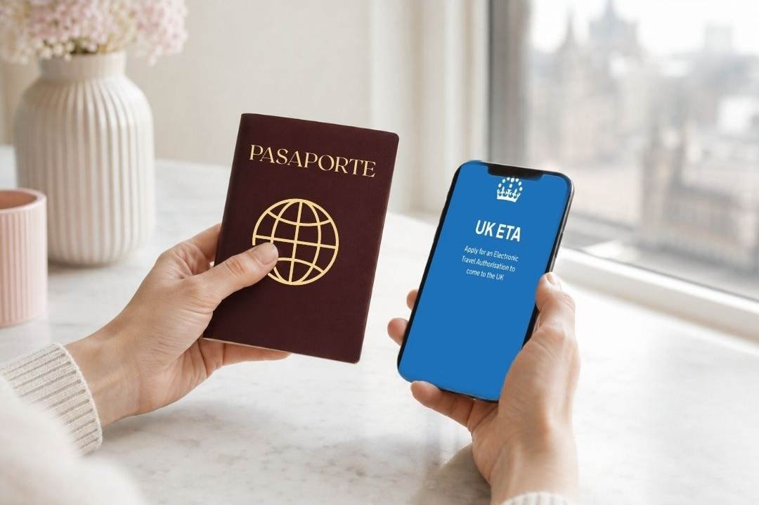 Viajera latina tramitando la ETA para el Reino Unido desde el celular